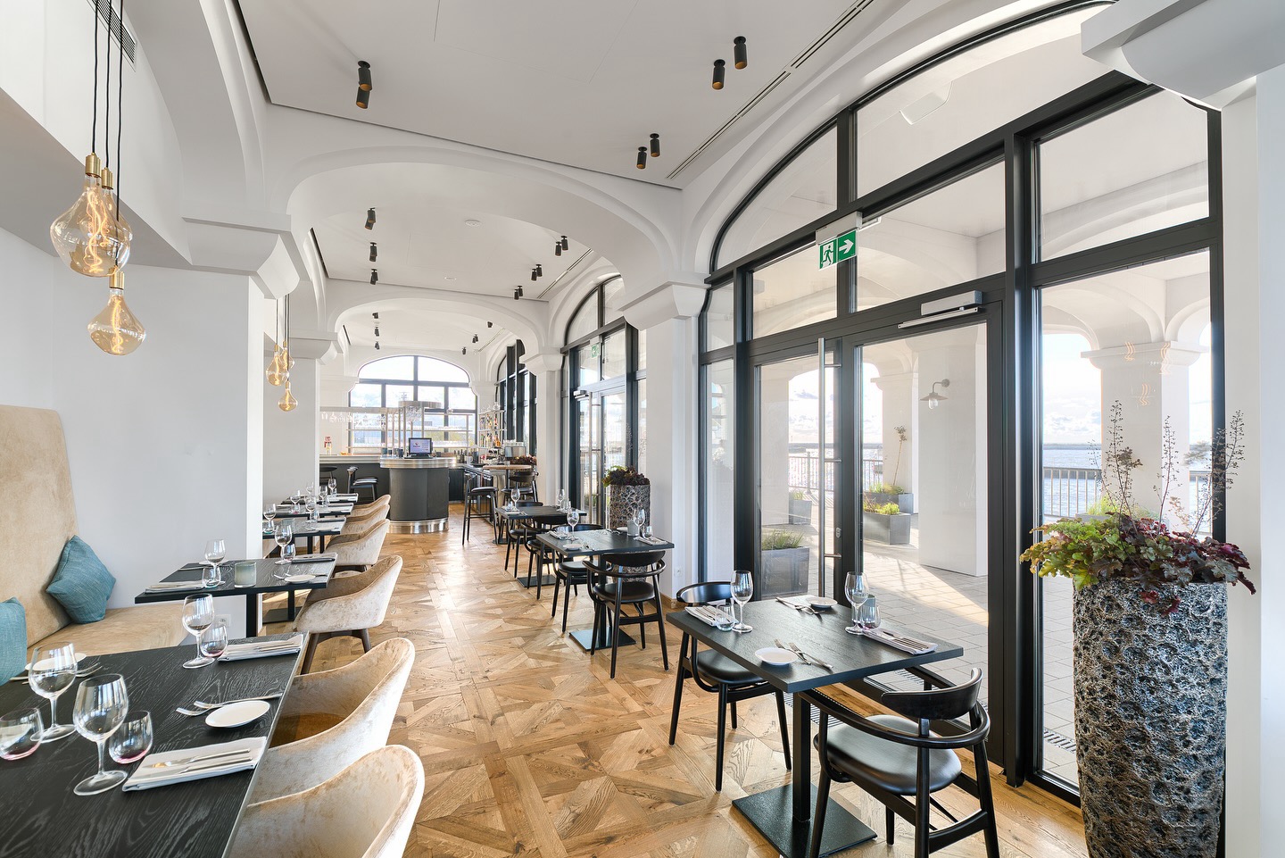 Podłoga kasetonowa Chapel Parkiet od Deska Design w restauracji Brasserie Lido – harmonia rzemiosła, stylu i smaku.