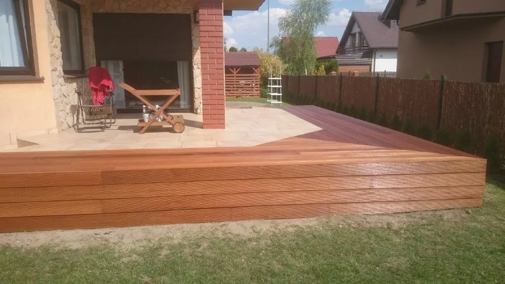 Drewniany taras ze stopniami Drewniany taras ze stopniami przy domu jednorodzinnym – realizacja Deska Design
