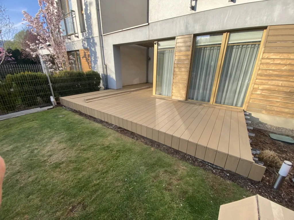 Taras kompozytowy przy domu Taras kompozytowy przy domu z wyjściem do ogrodu – realizacja Deska Design